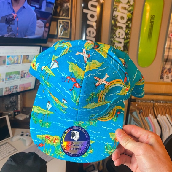 All over graphic, tropical hat - Picture 4 of 5